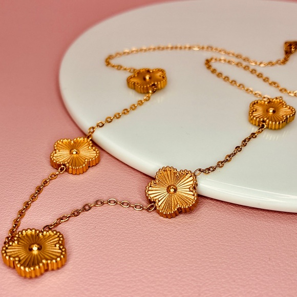 Anthropologie Five Flowers Clover Textured Design Dainty Chain Necklace in Gold - Picture 1 of 6